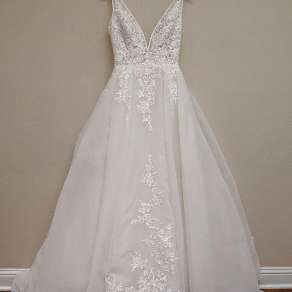 Pronovias Yorvin Wedding Gown - Picture 4 of 6